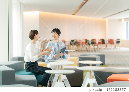 オープンスペースで打ち合わせをする女性 122188877
