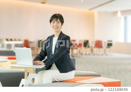 フリーオフィスで働くスーツの女性 122189030