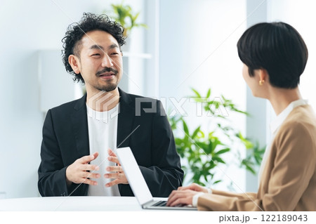 オフィスで会話するグループ オフィスで会話するグループ 122189043