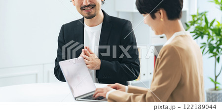 オフィスで会話するグループ オフィスで会話するグループ 122189044