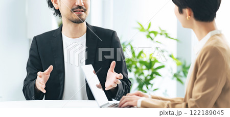 オフィスで会話するグループ オフィスで会話するグループ 122189045