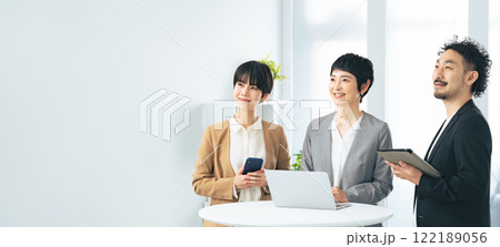 オフィスで笑うビジネスパーソンのグループ オフィスで笑うビジネスパーソンのグループ 122189056