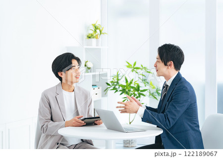 オフィスで会話するビジネスマン オフィスで会話するビジネスマン 122189067