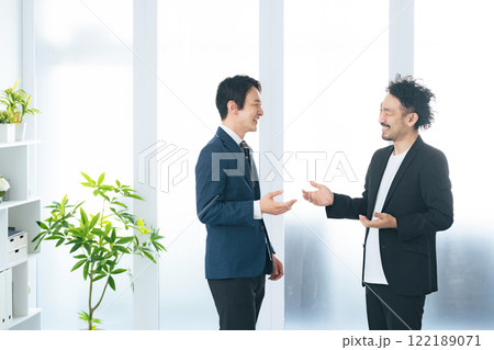 ロビーで会話するビジネスマン 122189071