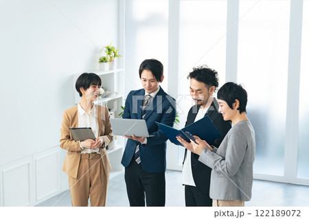 オフィスで会話するビジネスパーソンのグループ オフィスで会話するビジネスパーソンのグループ 122189072