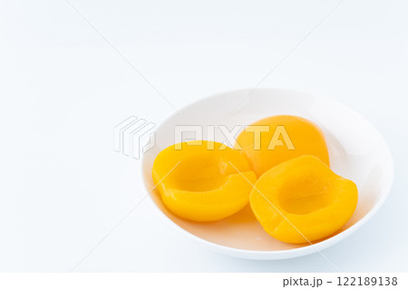 お皿に入った缶詰の黄桃 お皿に入った缶詰の黄桃 122189138