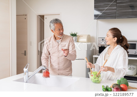 料理をするシニアカップル 122189577