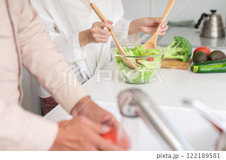 料理をするシニアカップル　手元 122189581