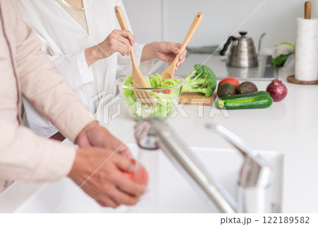 料理をするシニアカップル　手元 122189582