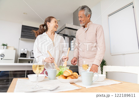 料理をするシニアカップル 122189611