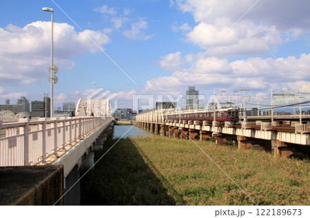 淀川に架かる十三大橋と阪急電車 122189673