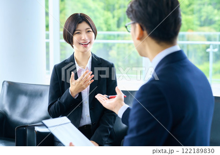 オフィスでミーティングするビジネスマン 122189830