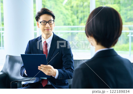 打ち合わせをするビジネスマンとビジネスウーマン 122189834
