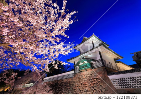 【石川県】金沢城 石川門の満開の夜桜 【石川県】金沢城 石川門の満開の夜桜 122189873