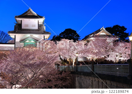【石川県】金沢城 石川門の満開の夜桜 【石川県】金沢城 石川門の満開の夜桜 122189874