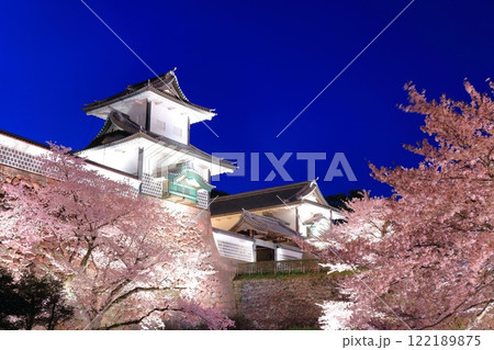 【石川県】金沢城 石川門の満開の夜桜 122189875