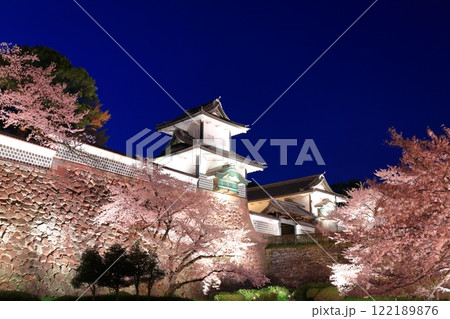 【石川県】金沢城 石川門の満開の夜桜 【石川県】金沢城 石川門の満開の夜桜 122189876