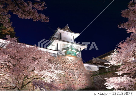 【石川県】金沢城 石川門の満開の夜桜 【石川県】金沢城 石川門の満開の夜桜 122189877