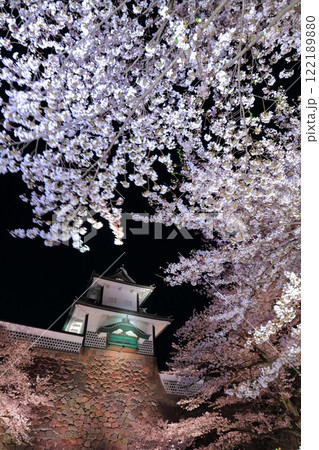 【石川県】金沢城 石川門の満開の夜桜 【石川県】金沢城 石川門の満開の夜桜 122189880