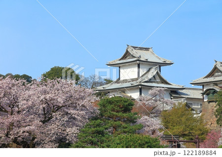 【石川県】晴天の金沢城 石川門と満開の桜 122189884