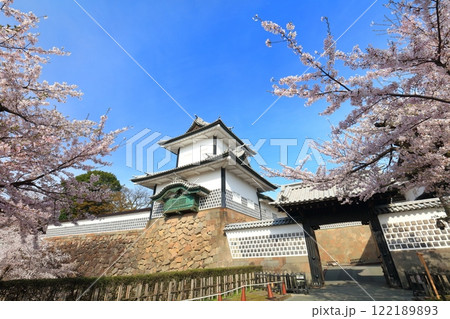 【石川県】晴天の金沢城 石川門と満開の桜 122189893