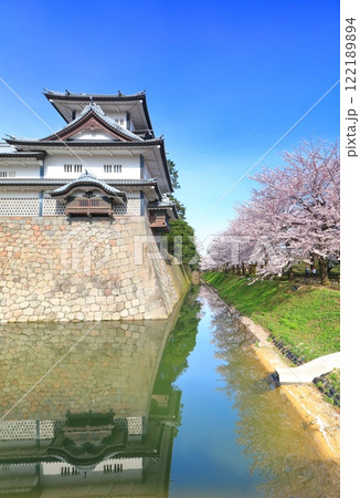 【石川県】晴天の金沢城 菱櫓と満開の桜 122189894