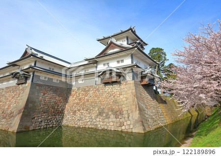 【石川県】晴天の金沢城 菱櫓と満開の桜 122189896