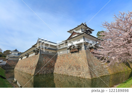 【石川県】晴天の金沢城 菱櫓と満開の桜 122189898