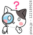 虫眼鏡を覗いて頭上に？マークを浮かべる猫のキャラクター 122189928