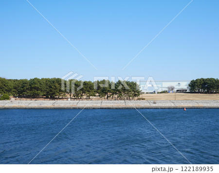 水辺から見るクリスタルビューと新緑な樹木|葛西臨海公園 水辺から見るクリスタルビューと新緑な樹木|葛西臨海公園 122189935