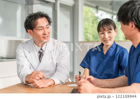 ミーティング・カンファレンス・勉強会をする医師・看護師・医療スタッフの男女 122189944