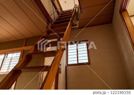 屋根裏収納の梯子 122190150