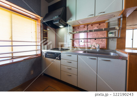 古いキッチン　 122190243