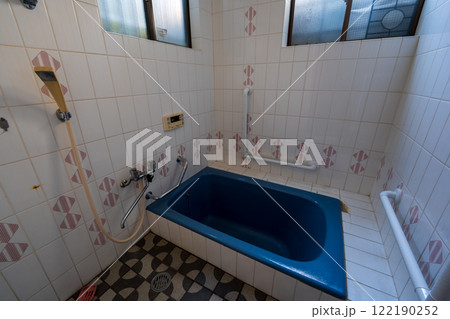 昭和の時代のタイル調のお風呂 122190252