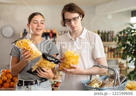 Couple opts for chips and crunchy mixes 122190608