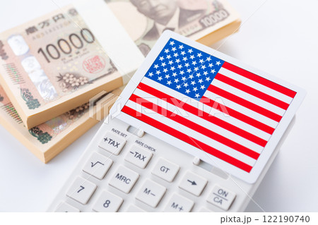 アメリカ国旗と電卓と日本円 122190740