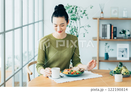 自宅で朝食を食べる若い女性 自宅で朝食を食べる若い女性 122190814