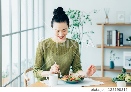 自宅で朝食を食べる若い女性 自宅で朝食を食べる若い女性 122190815
