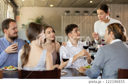 Waitress takes order from group of friends 122190835