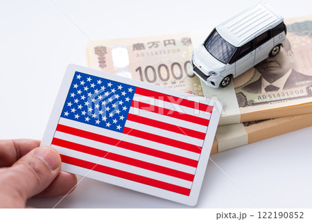 アメリカ国旗と日本車と日本円 122190852