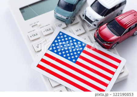アメリカ国旗と電卓と日本車 122190853