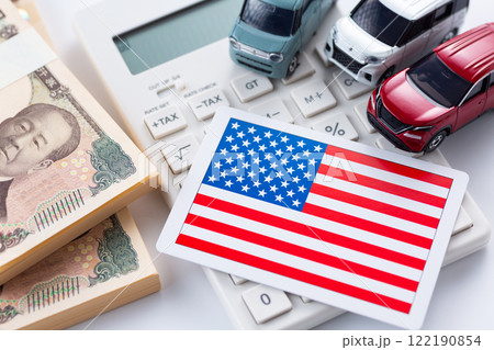 アメリカ国旗と電卓と日本車 122190854