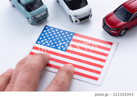 アメリカ国旗と日本車 122191043