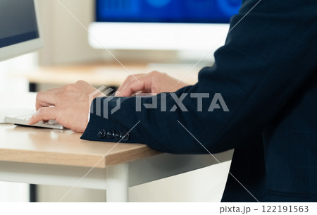 パソコンで作業をする男性の手元 122191563
