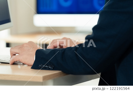 パソコンで作業をする男性の手元 パソコンで作業をする男性の手元 122191564