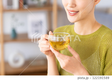 ハーブティーを飲む若い女性 122191589