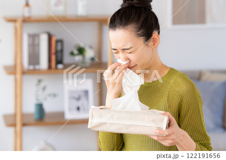 花粉症に悩む若い女性 122191656