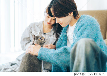 猫におやつをあげるカップル 122191693