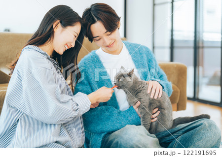 猫におやつをあげるカップル 猫におやつをあげるカップル 122191695