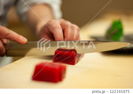 鮪の刺身を引く 122191875